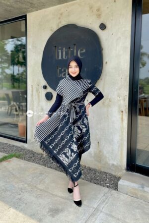 emira-dress-ebony-bloom