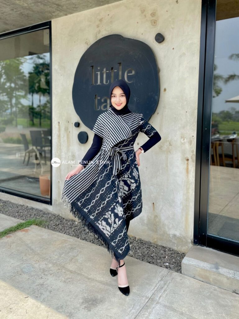 Emira Dress Ebony Bloom