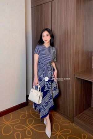 emira-dress-navy-essence