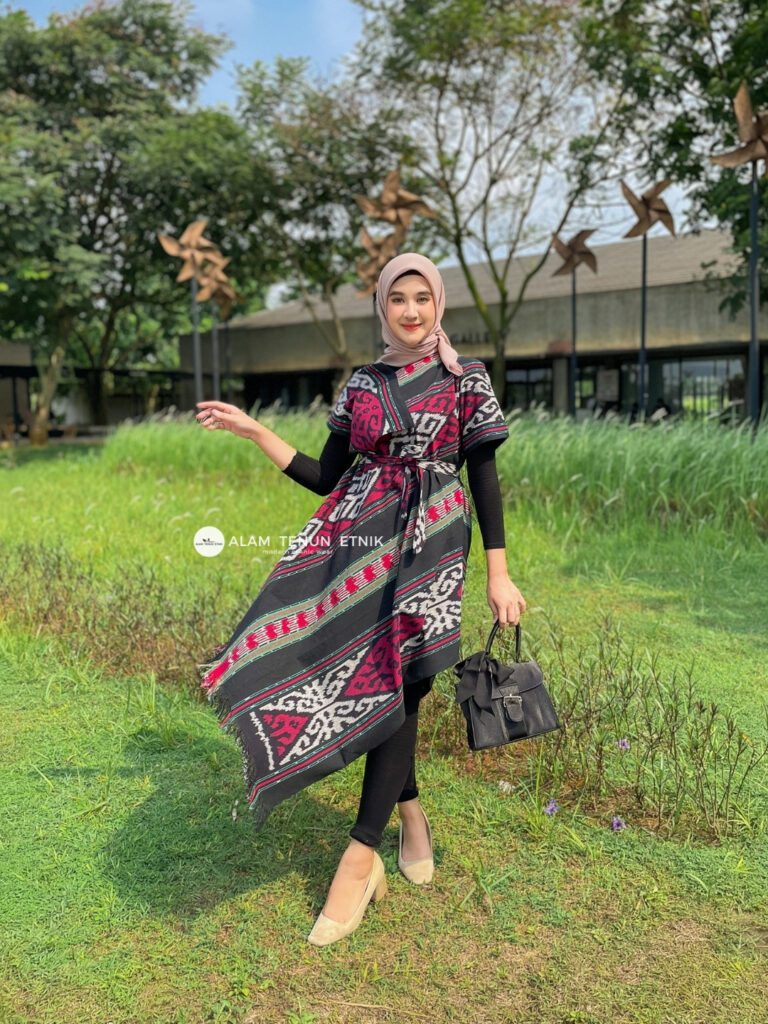 Emira Dress Black Red