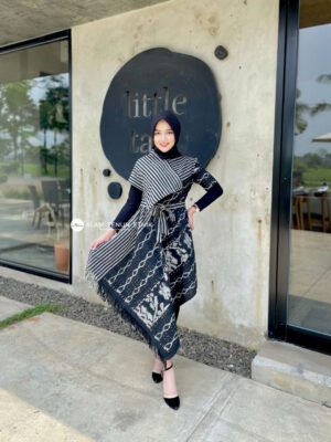Emira Dress Blacky Flower