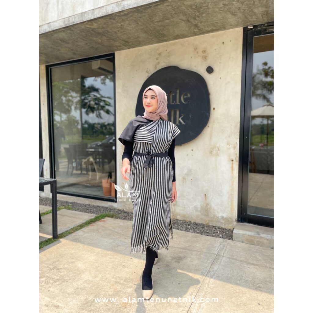 Deana Dress Black Spiral