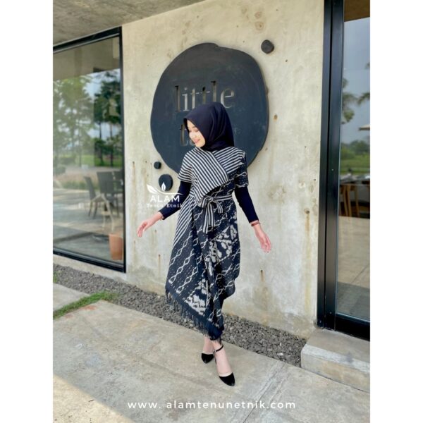 Emira Dress Blacky Flower - Image 3