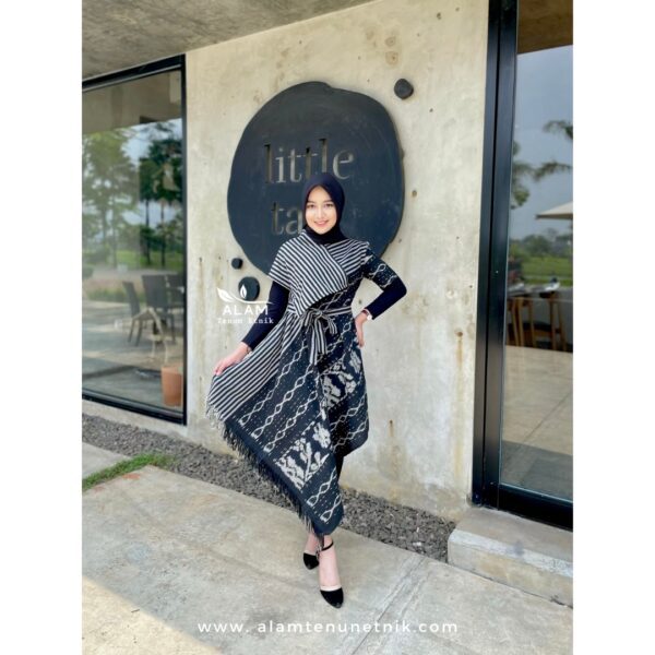 Emira Dress Blacky Flower